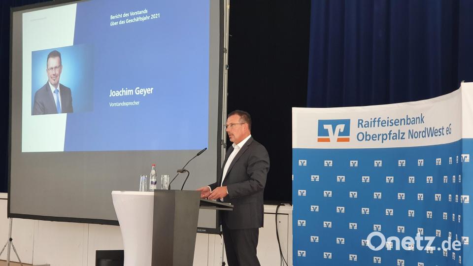 Vorstandssprecher Joachim Geyer (links) stellt den Jahresbericht der Raiffeisenbank Oberpfalz Nord-West vor. Bild: mez