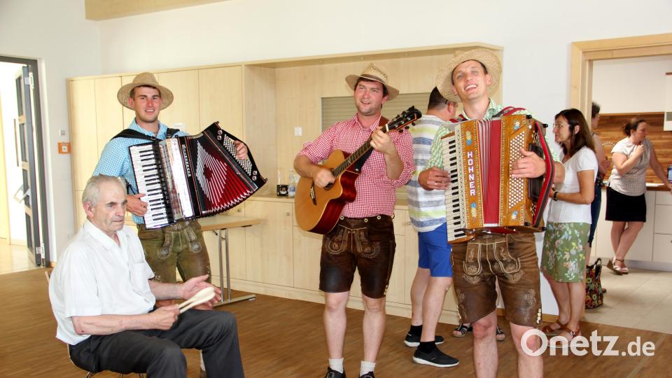 Das Trio „Guad aufglegt“ und der „Löffel-Schorsch“ sorgten für musikalische Begleitung im Pfarrsaal und im Festzelt. Bild: Josef Böhm