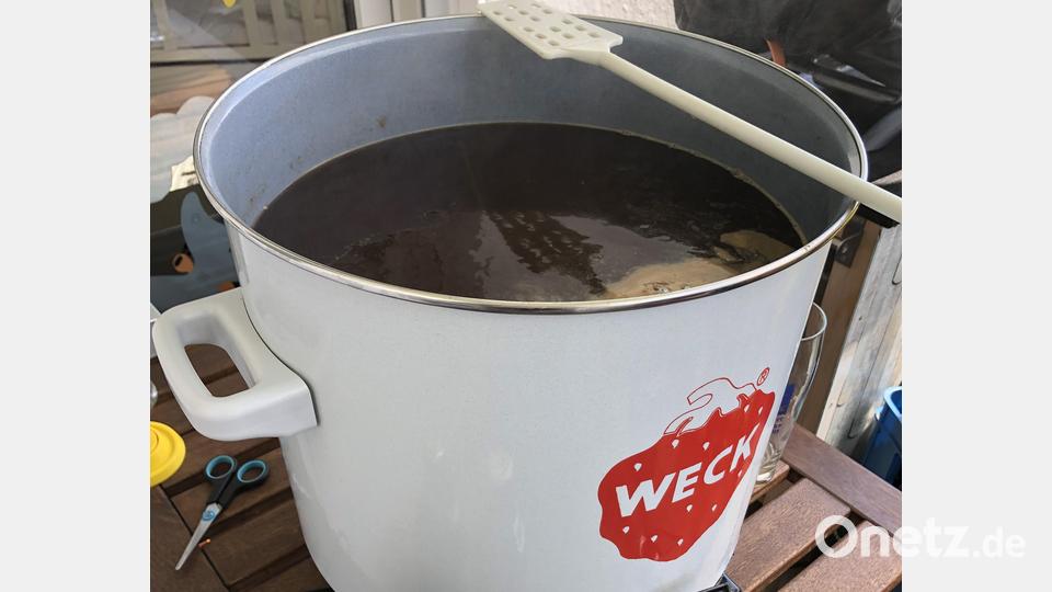 Der Sud wird im 20-l-Einkochtopf erhitzt. Bild: ak