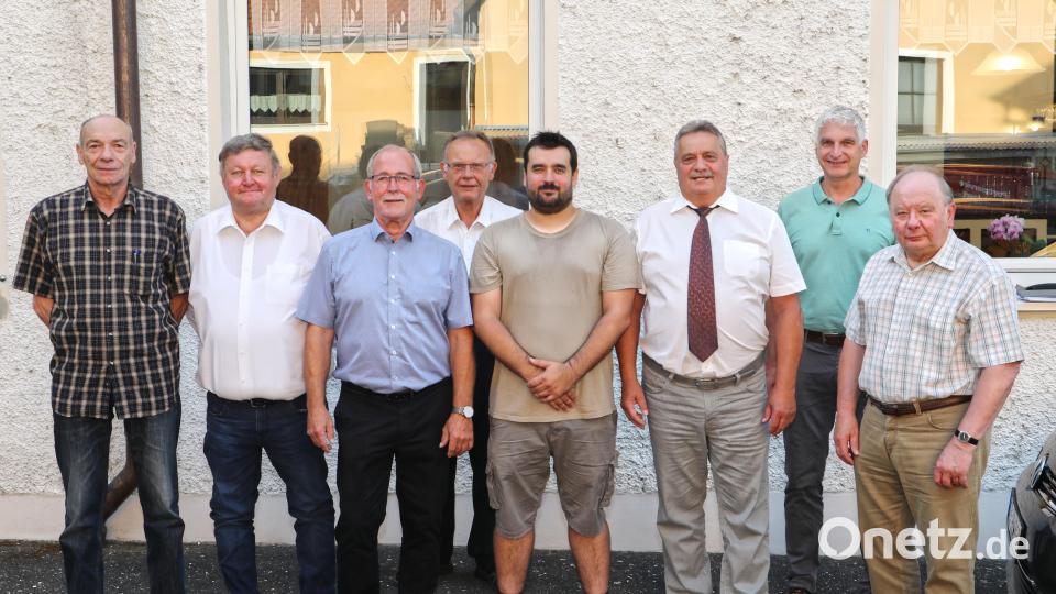 Neu in den Aufsichtsrat wurde Manuel Otte (Fünfter von links) gewählt. Mit auf dem Bild (von links) die Aufsichtsräte Dieter Rutsch, Ernst Gallersdörfer und Aufsichtsratsvorsitzender Anton Hauer. Des Weiteren (von rechts) die Vorstandsmitglieder Toni Rupprecht, Dritter Bürgermeister Reinhold Kastner, Vorstandsvorsitzender Dieter Döppl und Vorstandsmitglied Alexander Donenko. Bild: njn