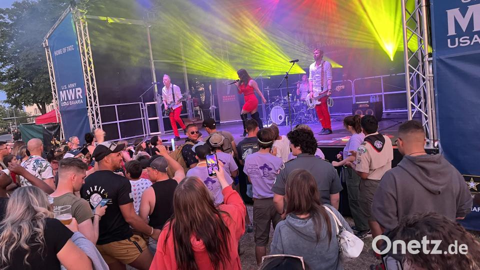Live-Musik von Sweet Siren, einer US-Band aus Minnesota präsentiert von Armed Forces Enertainment sorgt auf der Bühne für Unterhaltung. Bild: mor