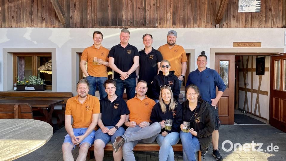 Die Dorfjugend Wirbenz besuchte das Wirtshaus Nikl-Bräu von Inhaber und Braumeister Mike Schmitt (rechts), der das Bier für das Speichersdorfer Bürgerfest braut. Bild: ak
