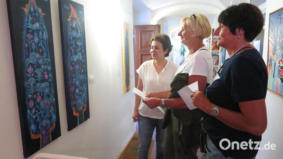Bei der Vernissage in der Stadtbücherei erklärte die Künstlerin Elham Howeizi (Dritte von rechts) den Besuchern ihre Bilder. Bild: jzk