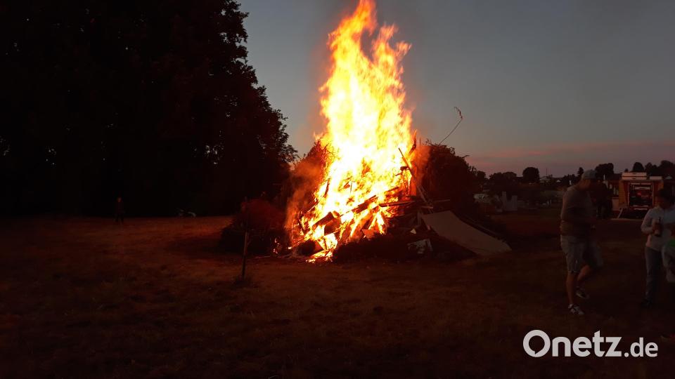 Das Petersfeuer lodert in der Nacht. Bild: tok