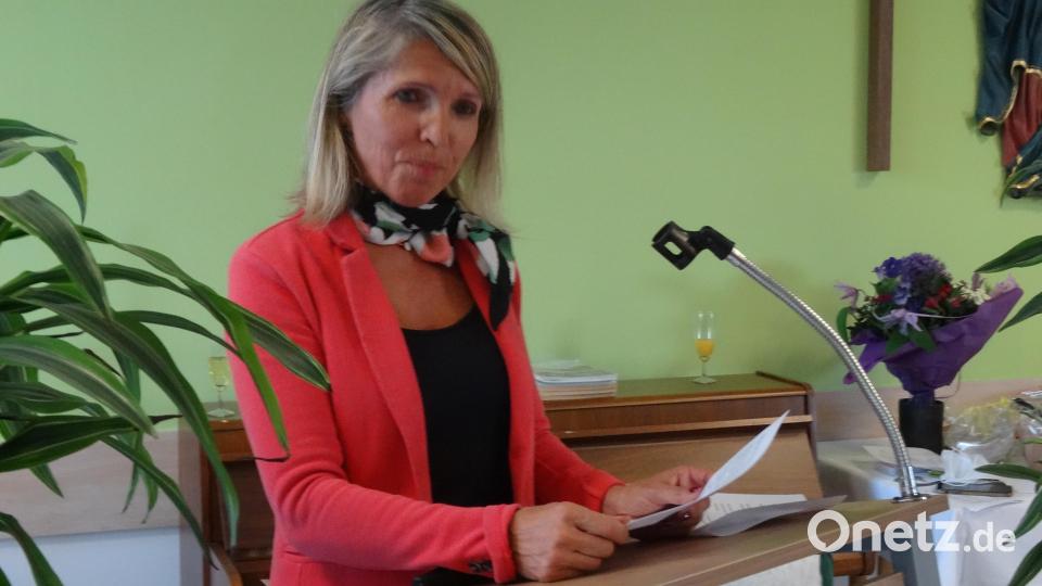 Heimleiterin Marina Fink würdigte mit sehr persönlichen Worten den scheidenden 2. Vorstand des Hauses, Rudolf Ruppert. Bild: hka