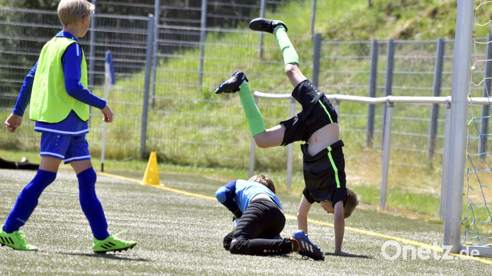 Notfalls mus die Abwehr mit einem Handstand erfolgen! Szene aus dem Spiel bei den E-Junioren zwischen dem SV Raigering (schwarze Trikots) und den &quot;All Stars&quot; (blaue Trikots mit Leibchen). Bild: Hubert Ziegler