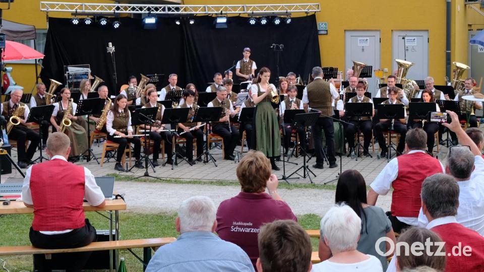 Die Schwarzenfelder Musikkapelle mit Solistin Anna Forster gab zusammen mit der Kapelle aus Straß ein Konzert. Bild: mab