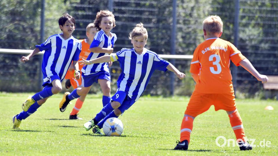 Die Kapitänin des SV Raigering als Spielmacherin: Szene aus dem Spiel der E-Junioren zwischen dem SV Raigering (blau-weiße Trikots) und der DJK Weiden (orange Trikots). Bild: Hubert Ziegler