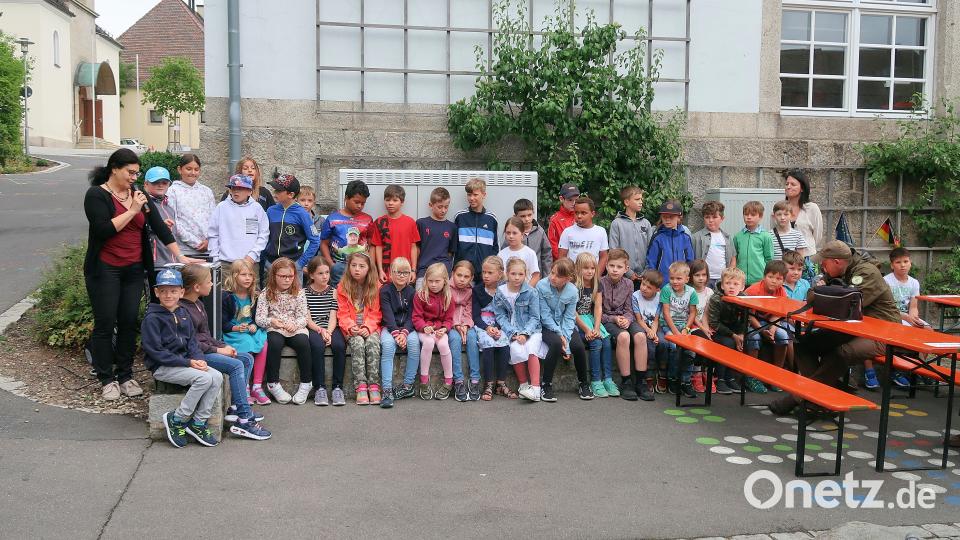 Gespannt verfolgten die Kinder der Friedenfelser Grundschule die Eröffnung des Schulfestes durch Schulleiterin Inge Dick (links) und Carmen Schraml (rechts). Bild: bsc