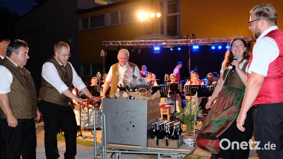 Ein besonderes Gastgeschenk in Form einer von Alois Gsödl gefertigten Feuertonne hatten die Schwarzenfelder den Freunden in Straß mitgebracht. Bild: mab