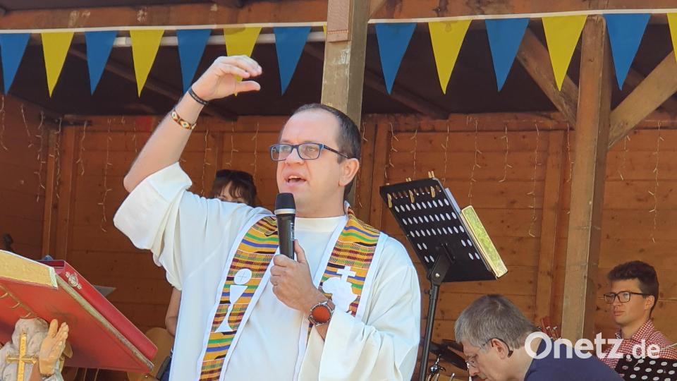 Pater Wojciech Ulmann schildert eindrucksvoll die Missionsarbeit in Uganda. Bild: mas