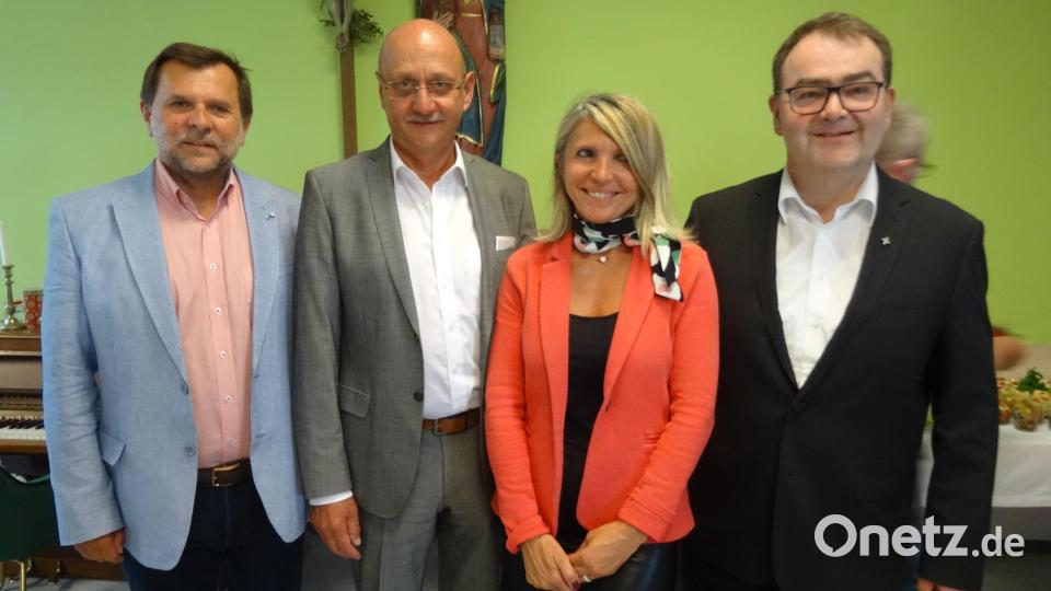 Das Caritas-Haus St. Barbara liegt ihnen am Herzen: (von links) Geschäftsführer Günter Koller vom Caritas-Kreisverband, der neue Zweite Vorsitzende Martin Pöllath, Heimleiterin Marina Fink und Pfarrer Herbert Mader als Vorsitzender des Caritasverbands Sulzbach-Rosenberg. Bild: hka