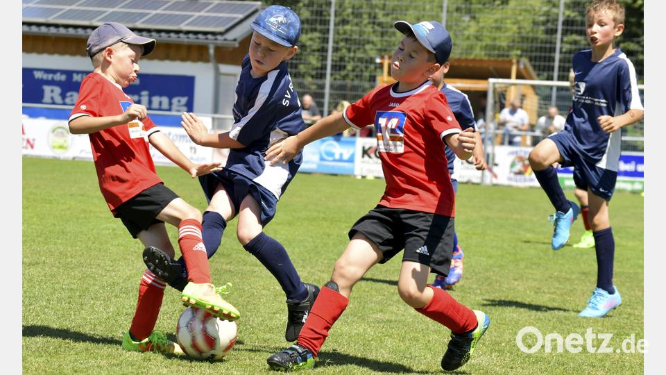 Szene aus dem Spiel der G-Junioren zwischen dem SV Raigering (blaue Trikots) und dem SV Michaelpoppenricht (rote Trikots). Bild: Hubert Ziegler