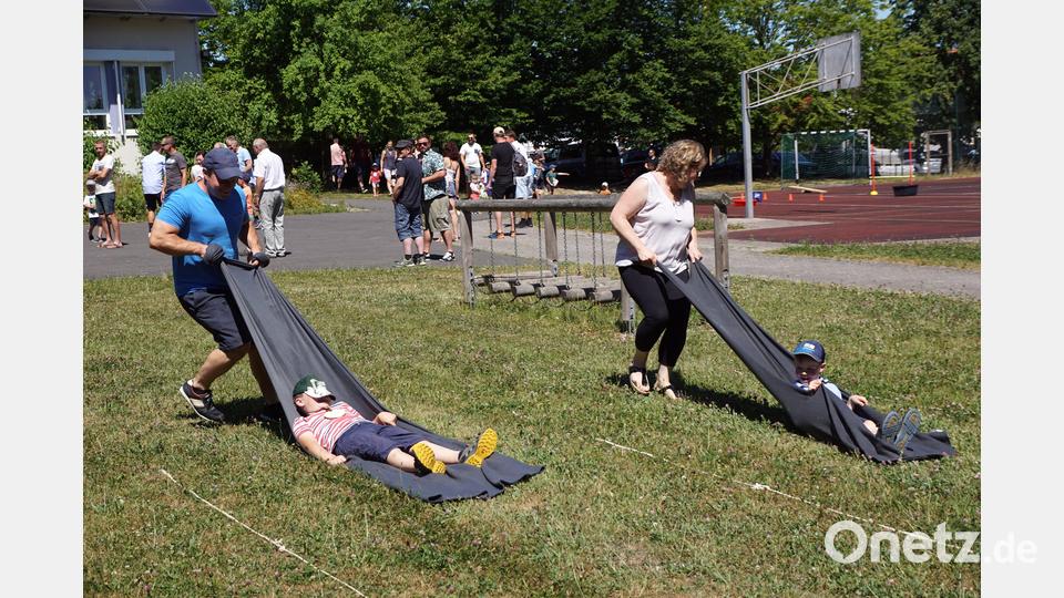Das war natürlich ein besonderes Vergnügen, auf einer Decke über den Rasen gezogen zu werden. Bild: bkr
