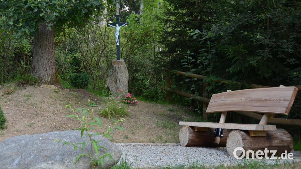 Für dieses eisengehämmerte Kreuz hat Helmut Wildenauer ein ruhiges Plätzchen gefunden, unweit von Straßenhäuser. Bild: dob