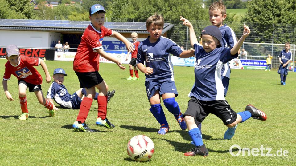 Szene aus dem Spiel der G-Junioren zwischen dem SV Raigering (blaue Trikots) und dem SV Michaelpoppenricht (rote Trikots). Bild: Hubert Ziegler