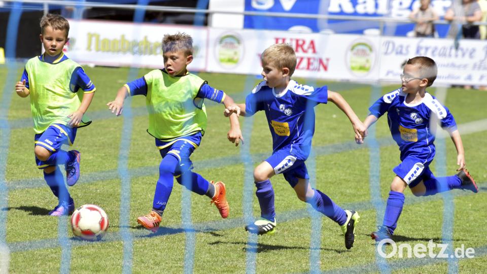 Szene aus dem Spiel der G-Junioren zwischen der SG Hahnbach und dem SV Raigering. Bild: Hubert Ziegler