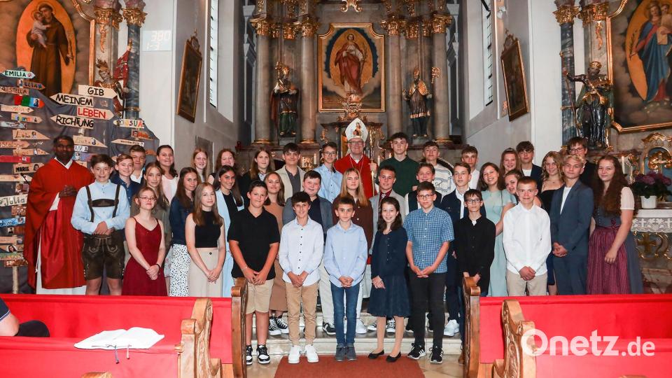 Auch Gruppe zwei freut sich über ein Foto mit dem Weihbischof Dr. Josef Graf. Bild: exb
