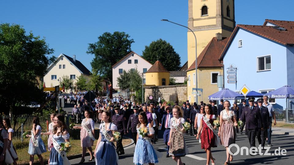Angeführt von den Festdamen der Ortsfeuerwehr imponiert beim Jubiläum der FFW Tremmersdorf ein mächtiger Kirchzug. Bild: do