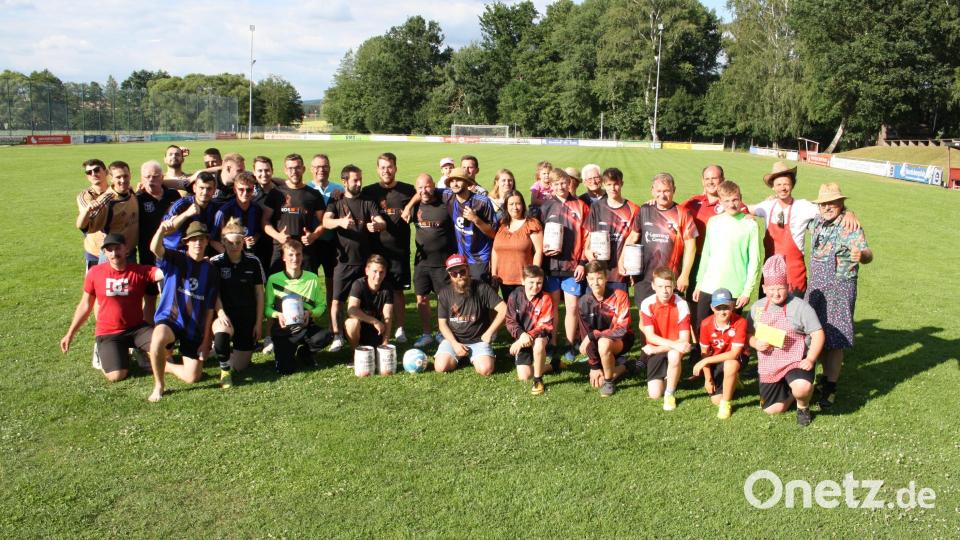 Fairer Wettstreit, fröhliche Stimmung: Nach dem Trabitzer Gaudi-Elfmeterschießen freuten sich Organisatoren und Spieler gleichermaßen aufs gemeinsame Feiern. Bild: bjp