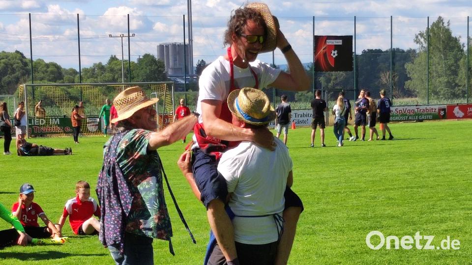 Ein Grund zur Freude war jeder Treffer - auch wenn es, wie hier beim Team &quot;Montagsgriller&quot;, am Ende nicht fürs Finale reichte. Der Preis für die originellste Spielerkluft war den Trabitzern immerhin sicher. Bild: bjp