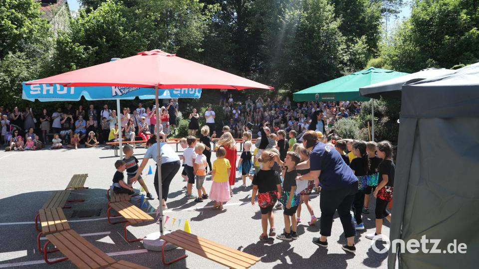 Die Akteure in der Manege. Die Zuschauer suchten sich schattige Plätze unter Büschen und Bäumen. Bild: njn