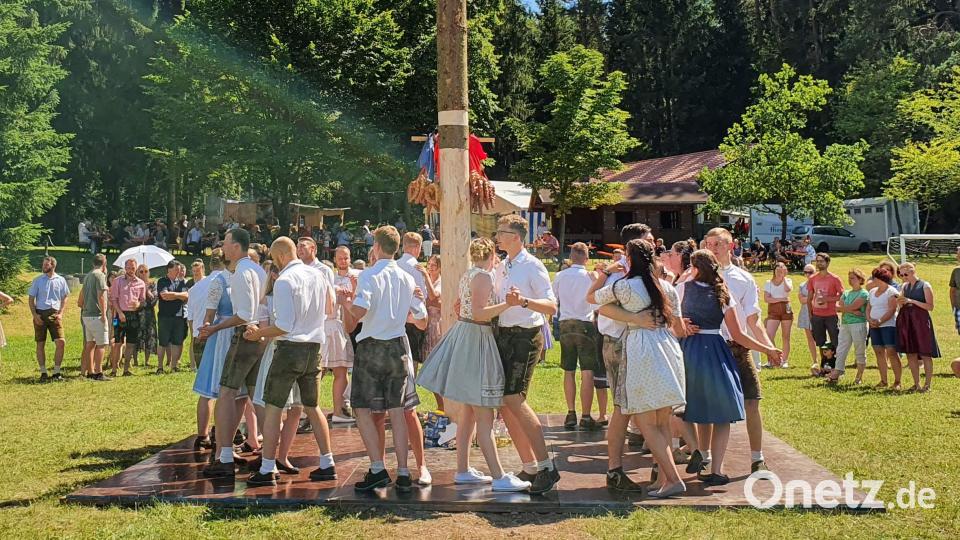 Beim Baumaustanzen bestätigen die 16 Kirwapaare die Aussage ihres Tanzlehrers Dieter Kohl, dass „die Weiherer einfach sauguate Tänzer san“. Bild: u
