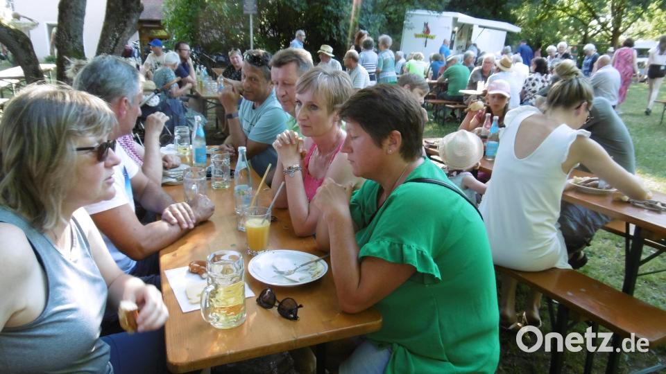Entspannt feierten evangelische und katholische Christen gemeinsam am Andreas-Raselius-Haus. Bild: mma