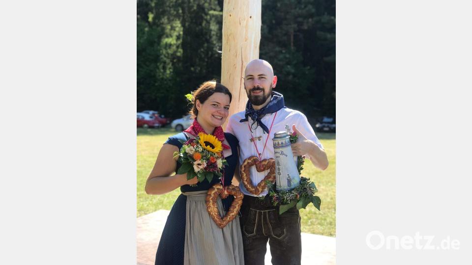 Das Tanzen um den 30 Meter hohen Kirwabaum endete mit der Krönung von Stefanie Marxer und Sebastian Wendl zum neuen Ober-Kirwapaar. Bild: u