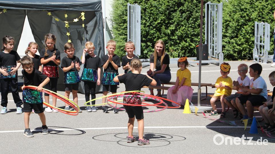 Mit bis zu vier Reifen ließen die Kinder beim Hula-Hoop ihre Hüften schwingen. Bild: njn