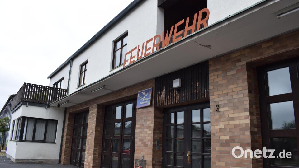 Das alte Feuerwehrgerätehaus soll abgerissen werden. Es ist geplant, die Fläche für die Erweiterung der Ganztagsbetreuung an der Grundschule zu nutzen. Bild: szl