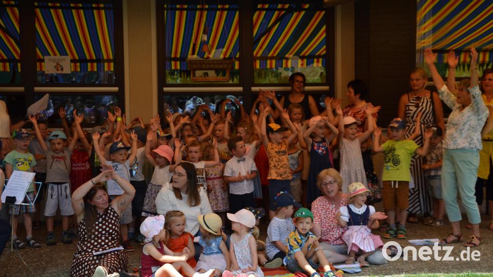 Die Mädchen und Buben des Kindergartens und der Krippe präsentieren Lieder und Gedichte. Bild: gi