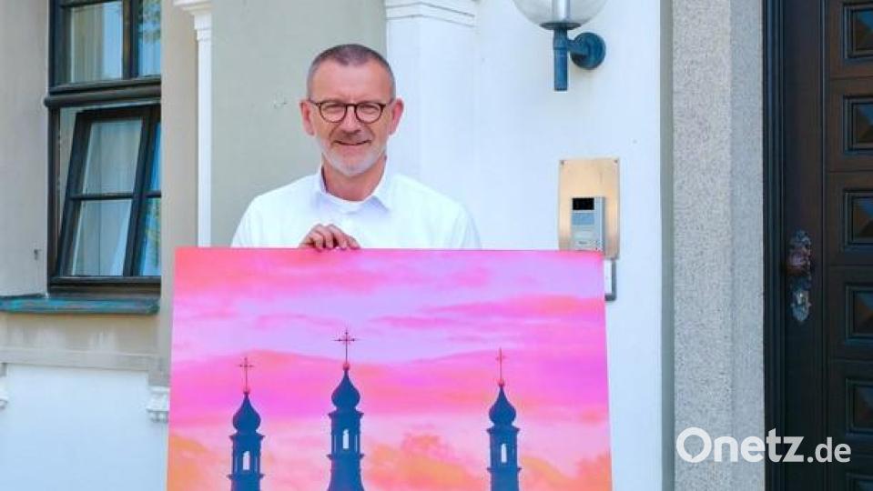 Eine Acrylfotoarbeit mit den Kappltürmen hat Dr. Thomas Vogl von Jürgen Klein erworben. Die Fotografie schenkte der Stadtpfarrer der Pfarrgemeinde Münchenreuth. Bild: Jürgen Klein/exb