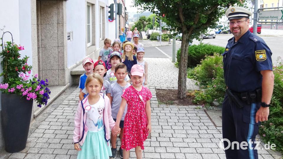 Mit Polizist Carsten Landgraf setzten die Vorschulkinder ihr Gelerntes in der Praxis um. Bild: njn