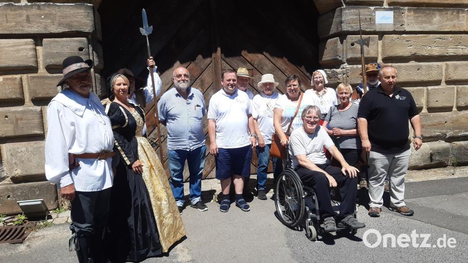 Der Hansrudi-Wäscher-Fanclub besuchte auch die Amberger Stadtwache und machte eine Stadtführung. Bild: Gerd Spies