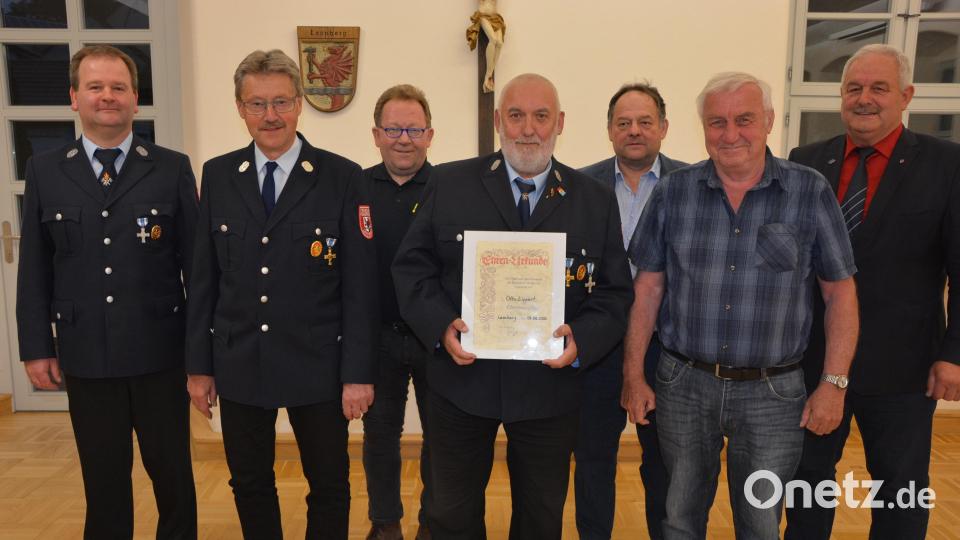 Bei ihrer Jahresversammlung zeichnete die Feuerwehr Leonberg langjährige und verdiente Mitglieder aus. Im Bild (von links) Vorsitzender Bernhard Lindner, Heinz Neumeier, Helmut Schneider, das neue Ehrenmitglied Otto Lippert, Bernhard Brandl, Max Hecht und Bürgermeister Johann Burger. Bild: jr