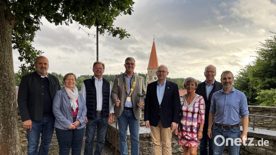 Präsident des Rotary-Clubs Stiftland ist nun Christian Schönberger (Vierter von links). Hubert Heinzl, Dr. Elvira Leonhardt-Heinrich, Toni Schatzberger, Thomas Pfletscher, Uschi Huber, Wolfgang Gropengießer und Thomas Franz (von links) freuen sich auf ein erfolgreiches Rotarierjahr mit dem neuen Präsidenten. Bild: ubb