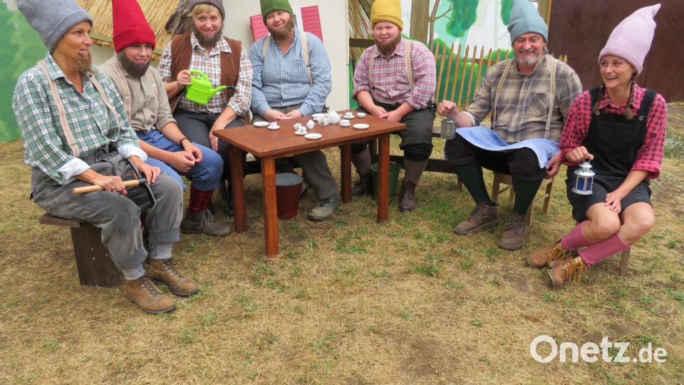 Auch bei den Proben hatten die Laienschauspieler des Basalttheater ihren Spass. Bild: adj