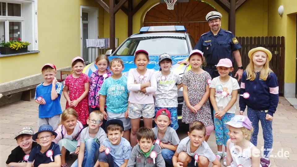 Polizist Carsten Landgraf war bei den Vorschulkindern im Kindergarten Regenbogen zu Gast. Bild: njn