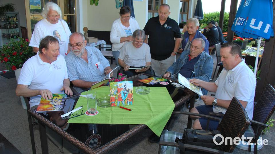 Stöbern in den neuen Geschichten von Ritter Sigurd beim Treffen des Hansrudi-Wäscher-Fanclubs in Ebermannsdorf. Mit dabei Vorsitzender Sepp Schrottner (links), Gastgeber Berthold Oettl aus Ebermannsdorf (Vierter von rechts) und links daneben Verleger Manfred Wildfeuer. Bild: Gerd Spies