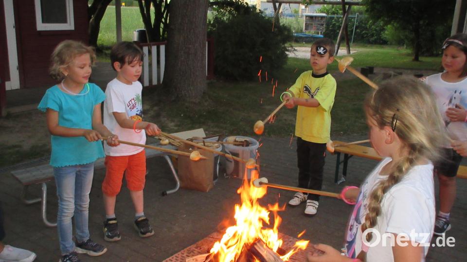 Die Vorschulkinder durften zum Abschluss der Kindergartenzeit im Kinderhaus St. Marien in Krummennaab auf Schatzsuche gehen. Am Abend gab es ein Lagerfeuer mit Stockbrot. Bild: Kinderhaus Krummennaab/exb
