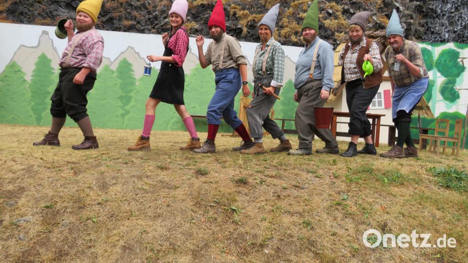 Auch bei den Proben hatten die Laienschauspieler des Basalttheater ihren Spass. Bild: adj