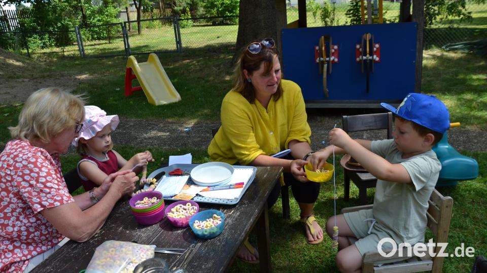Die Kinder fädeln selbst Naschketten auf. Bild: gi