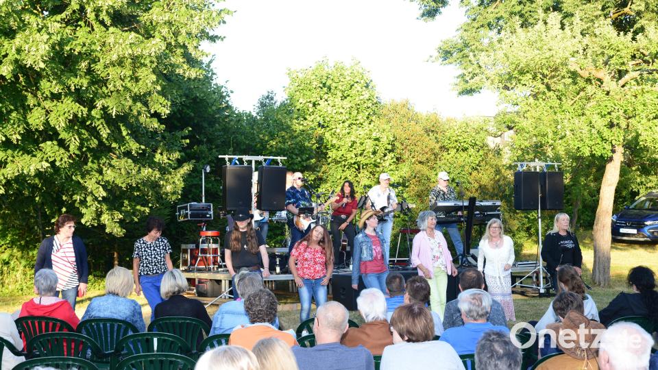 Der Pfarrgarten ist neuer Schauplatz für die Windischeschenbacher Serenaden. Die „Mountaineros“ legten schon mal vor. Bild: bey