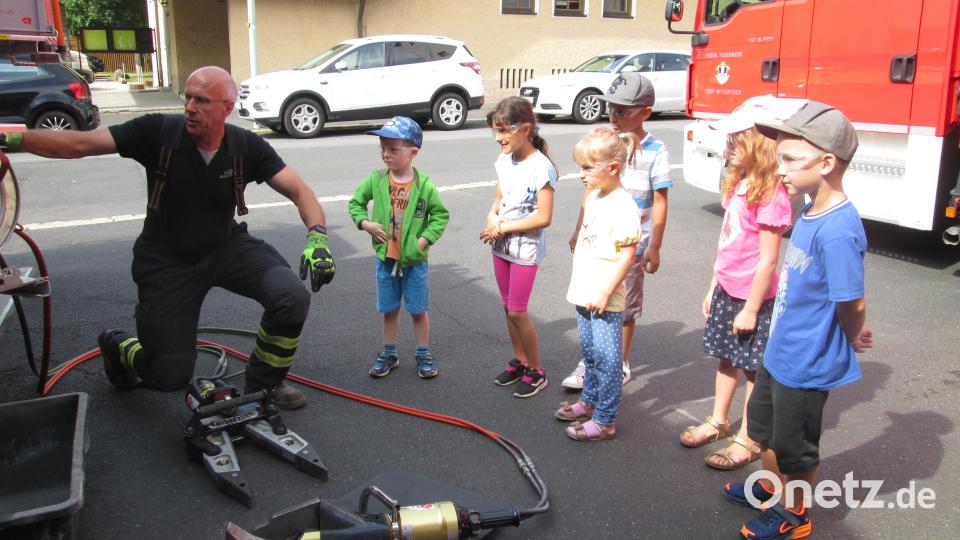 Viel gelernt und erlebt haben die St.-Hedwig-Vorschulkinder bei einer Exkursion zur Feuerwehr Mitterteich. Bild: Kerstin Pflaum/exb