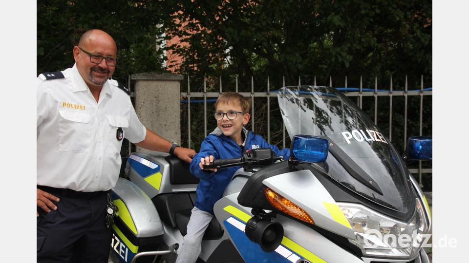 Einmal auf einem Polizei- Motorrad sitzen: Ein Wunsch ging in Erfüllung. Bild: frd