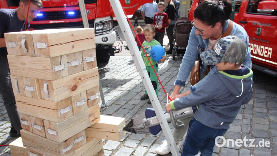 Sogar mit der Rettungsschere durfte geübt werden. Bild: frd