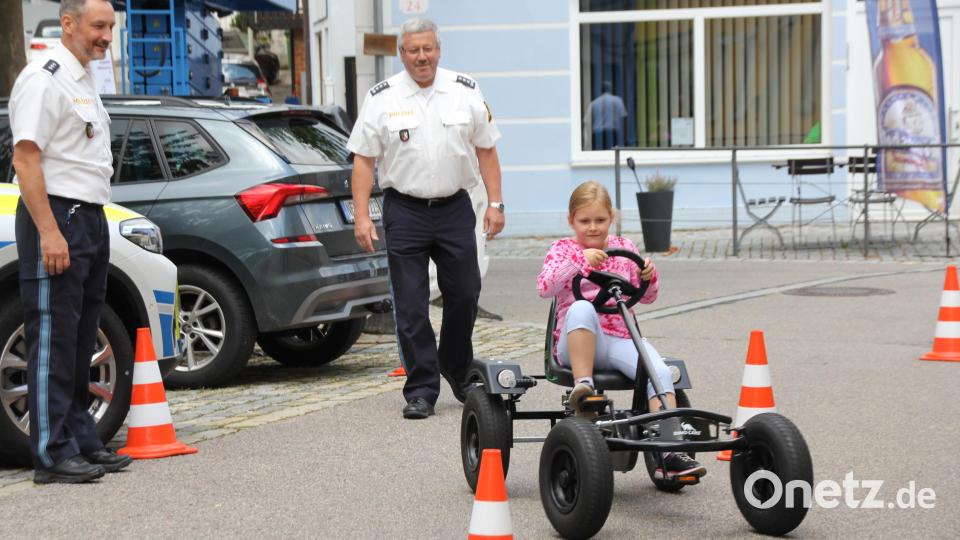 Unter &quot;Polizeiaufsicht&quot; wird ein Parcour durchfahren. Bild: frd