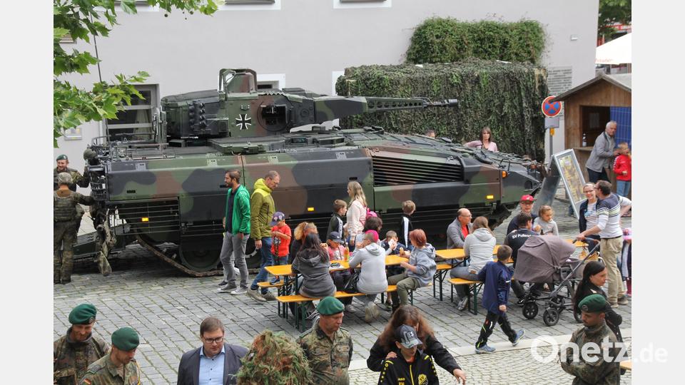 Soldaten feiern mit den Oberviechtachern: Sie erläuterten Interessierten auch gerne Details zum Schützenpanzer Puma. Bild: frd
