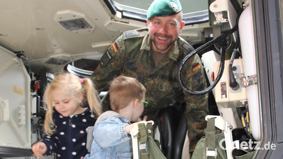 Die Soldaten ließen sich gerne von den Kindern mit Fragen löchern. Bild: frd